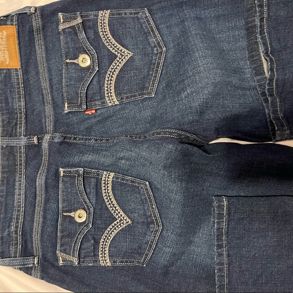 EUC Levi’s denim jeans. Size 8. - Picture 8 of 9